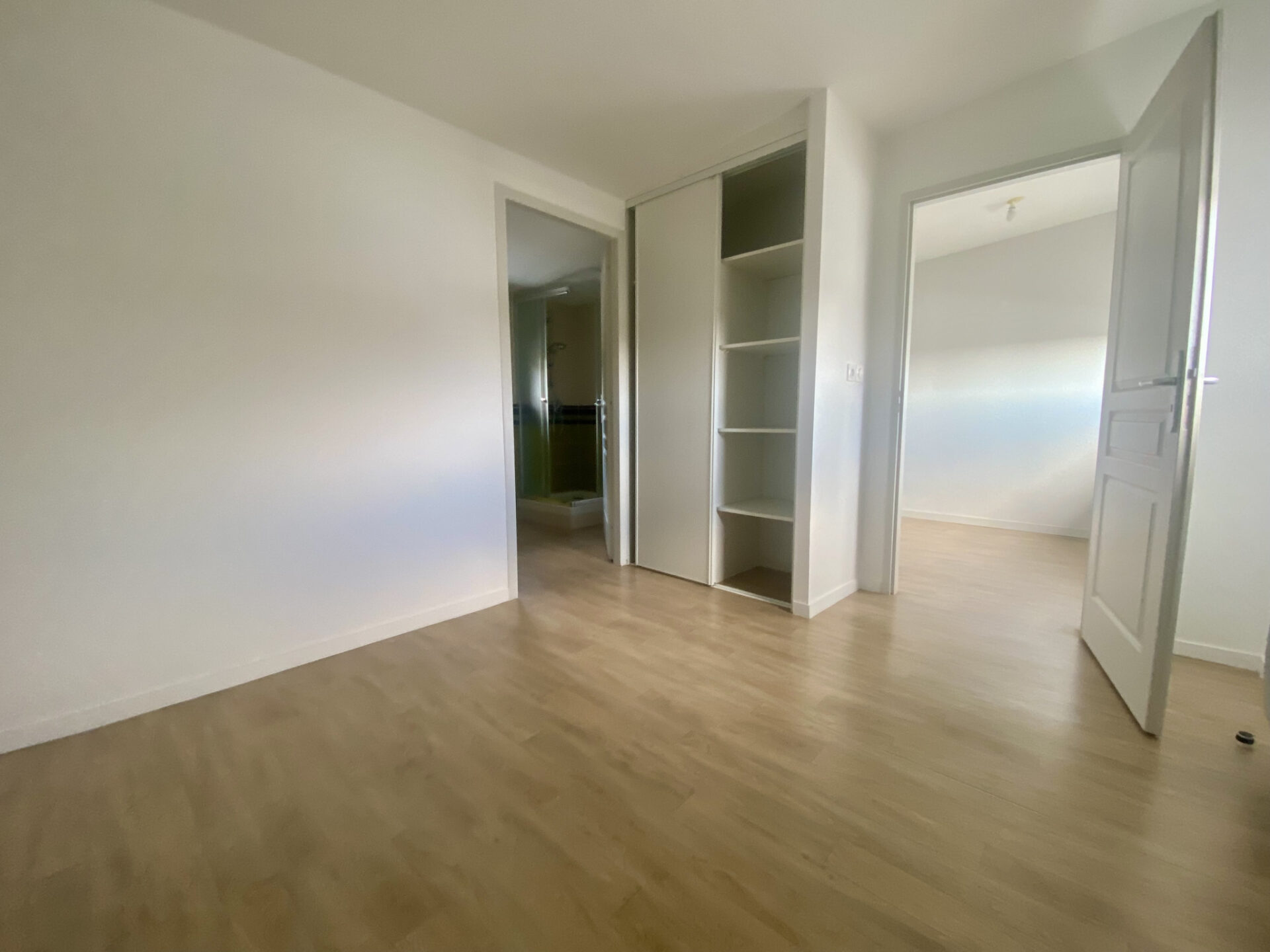 TYPE 3 EN DUPLEX AVEC TERRASSE ET STATIONNEMENTS – Image 9