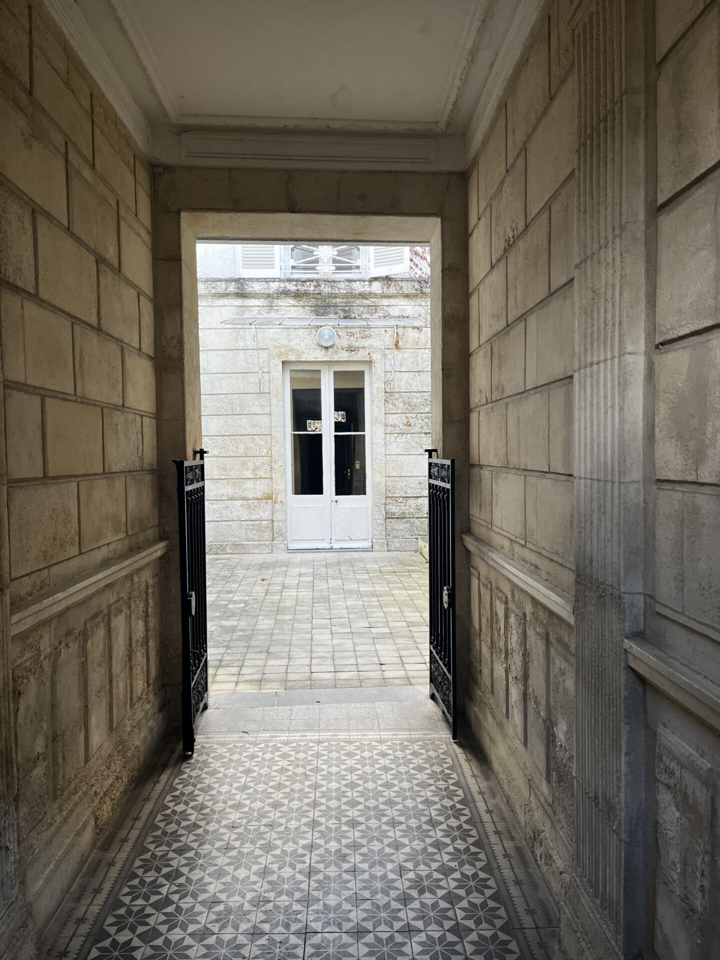 Très bel appartement T3 totalement rénové hyper centre La Rochelle – Image 19