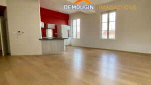 DERNIER ETAGE AVEC ASCENSEUR - PROCHE MARCHE ET HOTEL DE VILLE