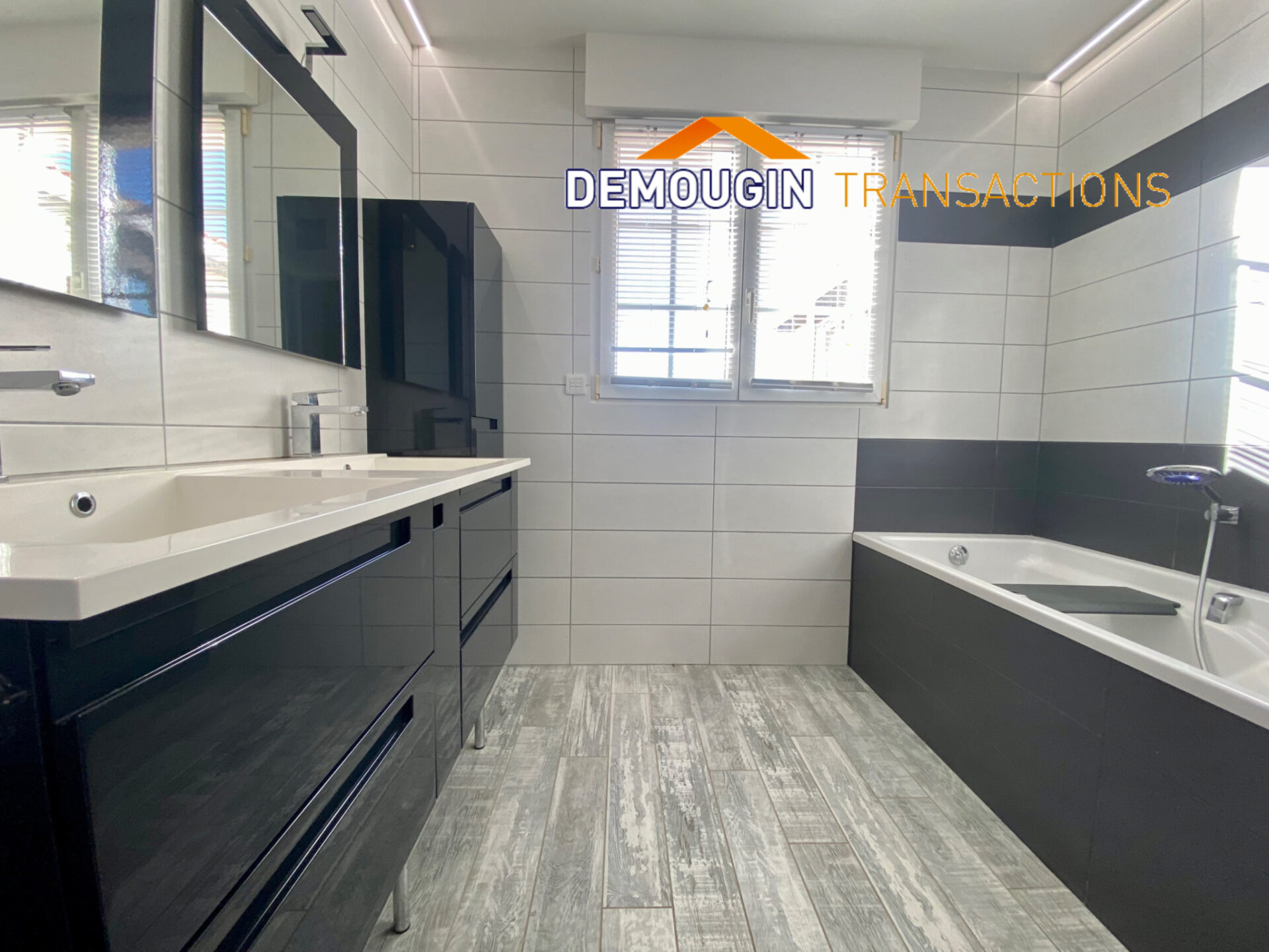 VUE MER PANORAMIQUE POUR CETTE MAISON DE CINQ CHAMBRES – Image 13