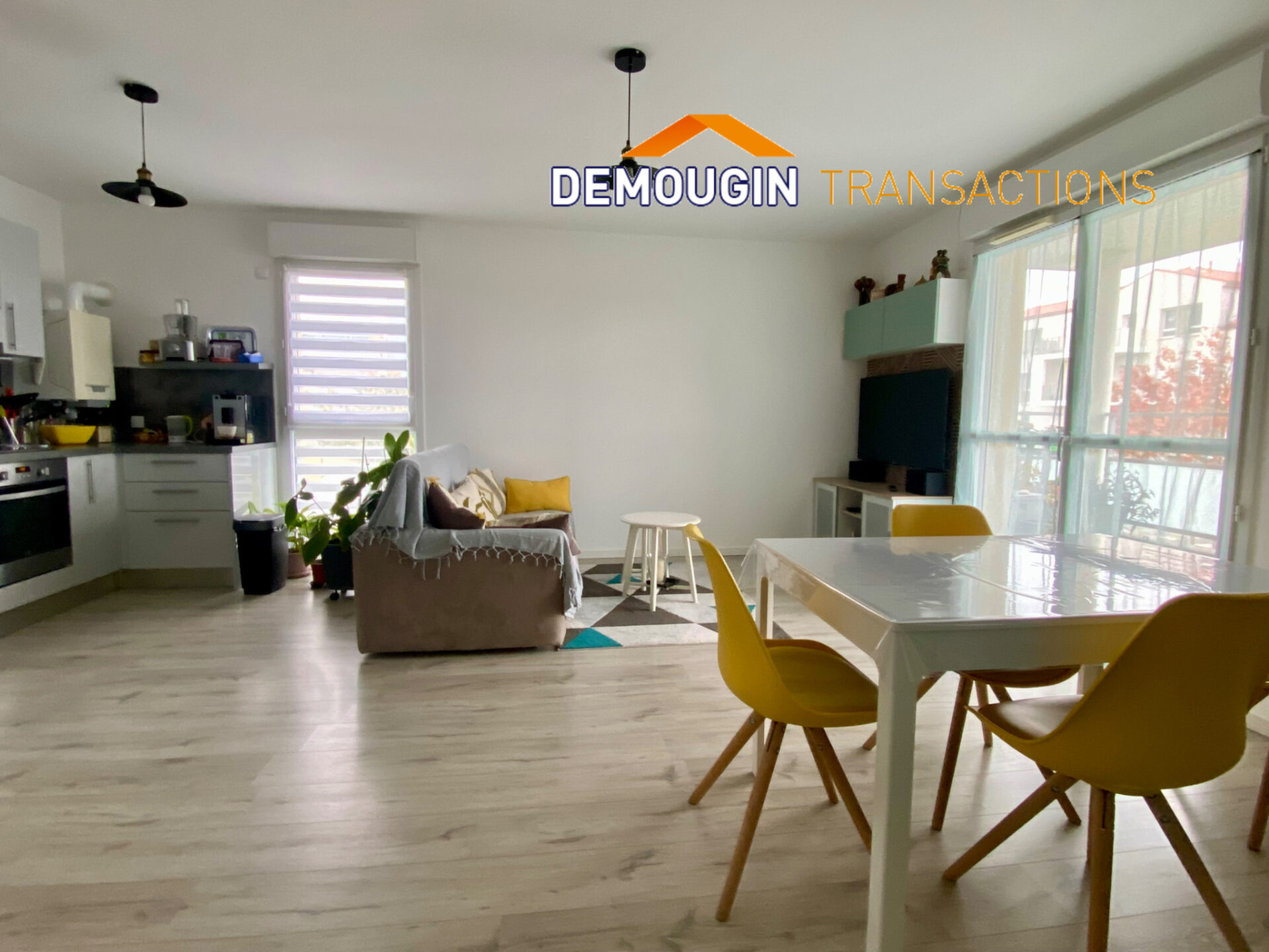 A QUELQUES PAS DES COMMODITES - TYPE 3 AVEC TERRASSE ET STATIONNEMENTS – Image 4