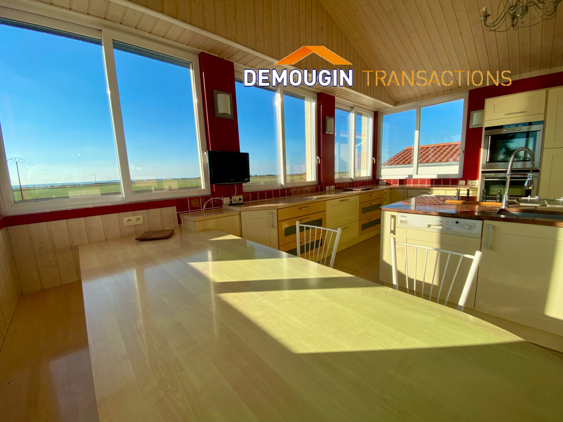 VUE MER PANORAMIQUE POUR CETTE MAISON DE CINQ CHAMBRES – Image 8