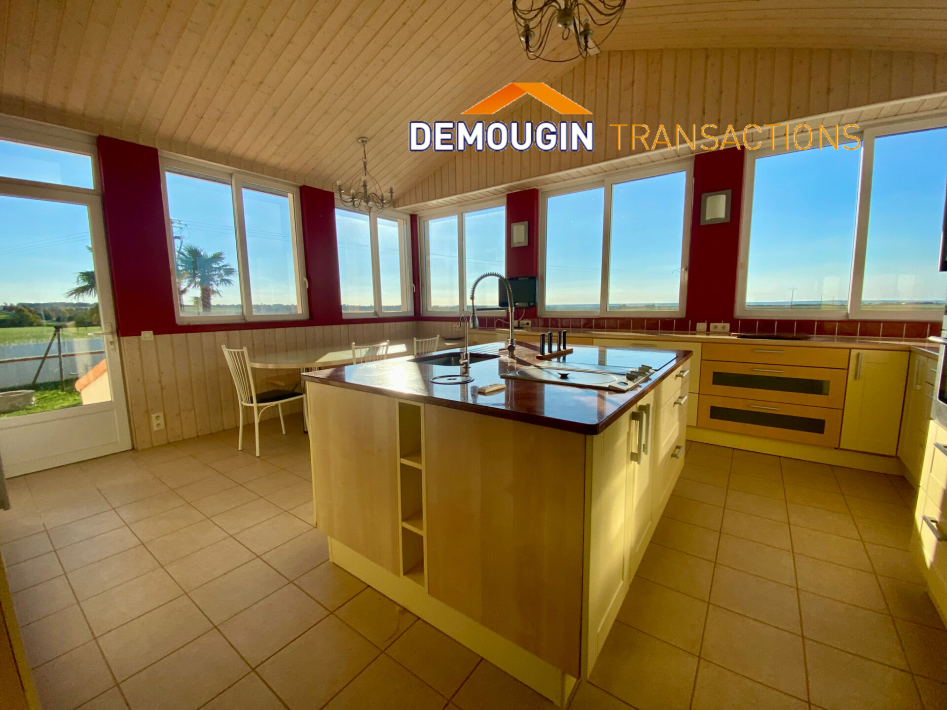 VUE MER PANORAMIQUE POUR CETTE MAISON DE CINQ CHAMBRES – Image 5