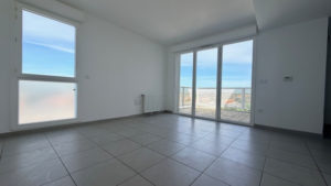 APPARTEMENT TYPE 2 EN DERNIER ETAGE AVEC TERRASSE ET STATIONNEMENT