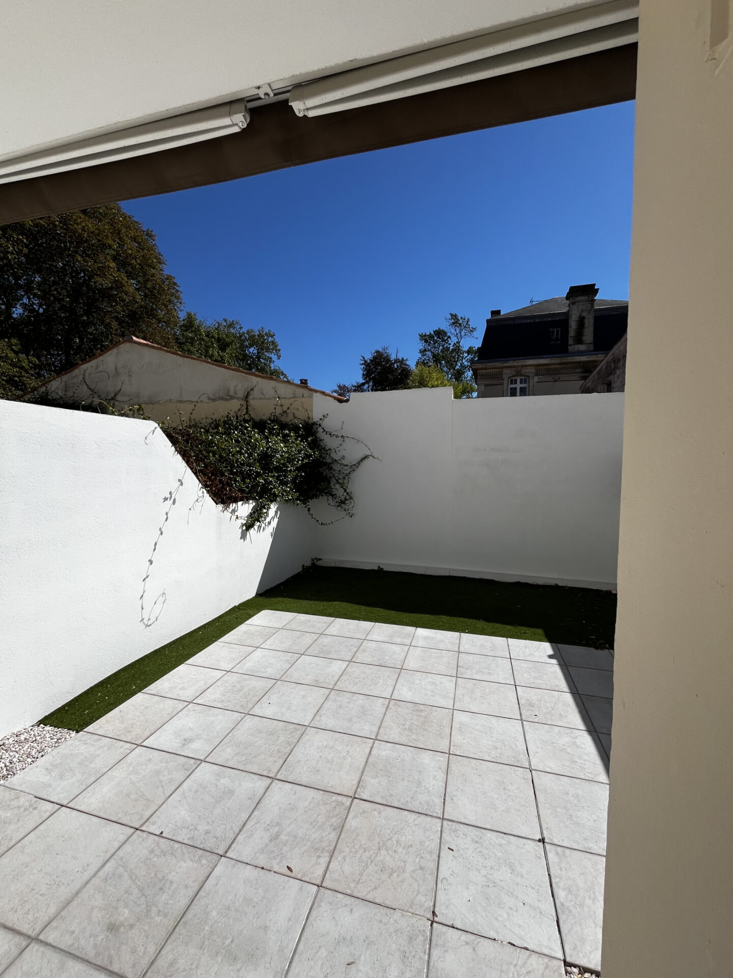 Maison T4 sur 3 niveaux quarier Le Prieuré Lafond avec terrasse et place de stationnement – Image 8