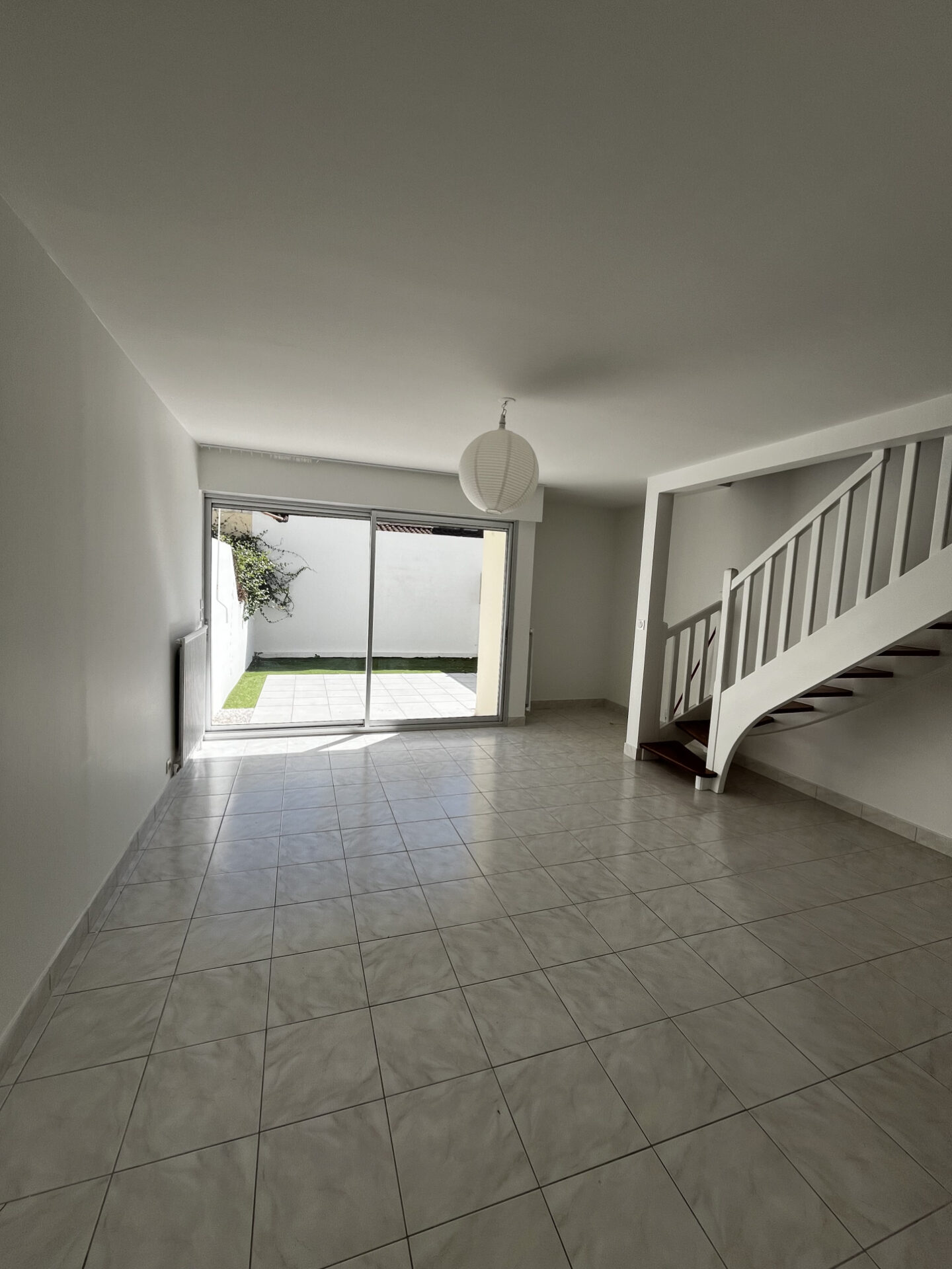 Maison T4 sur 3 niveaux quarier Le Prieuré Lafond avec terrasse et place de stationnement – Image 2