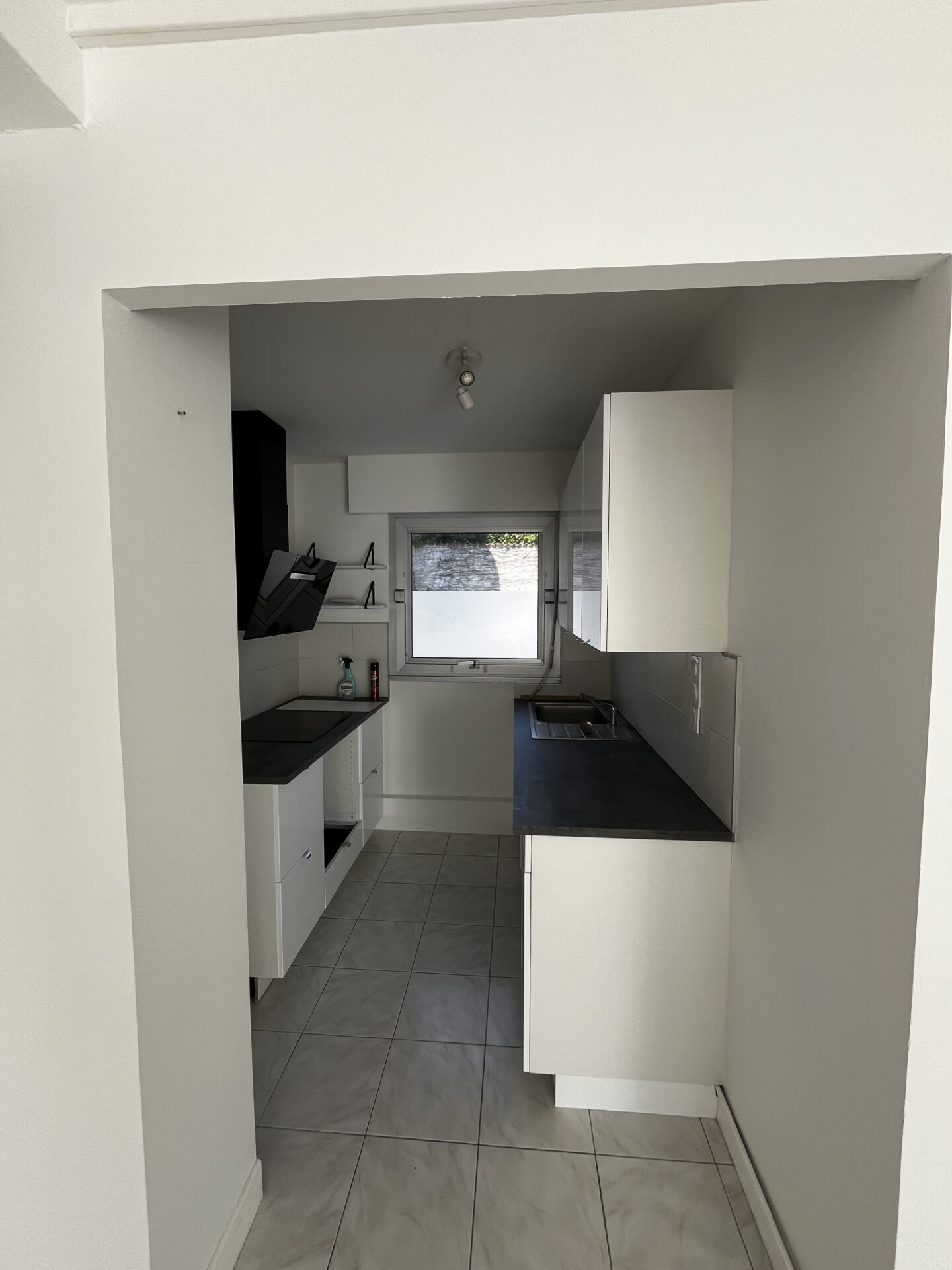 Maison T4 sur 3 niveaux quarier Le Prieuré Lafond avec terrasse et place de stationnement – Image 4