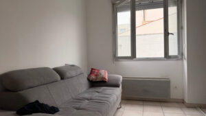 STUDIO AVEC STATIONNEMENT - 800 M DU MARCHÉ