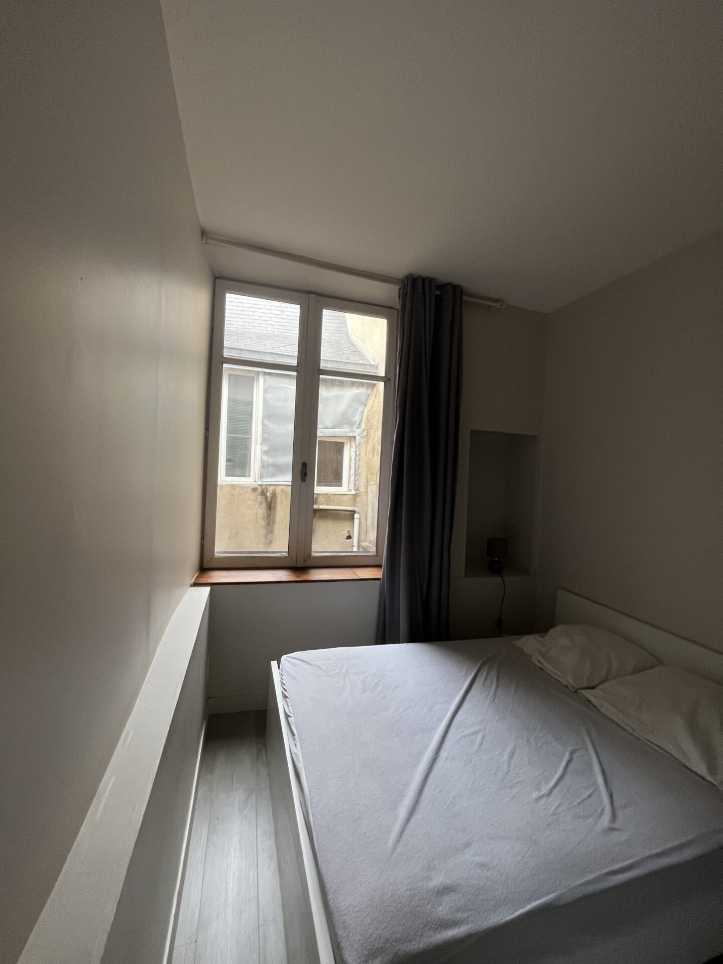 T3 idéalement situé rue du temple au centre ville de La Rochelle au calme sur cour – Image 9